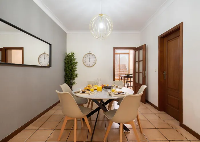 Vakantiehuis Host Wise - Spacious Duplex House - Jacuzzi & Terrace Porto