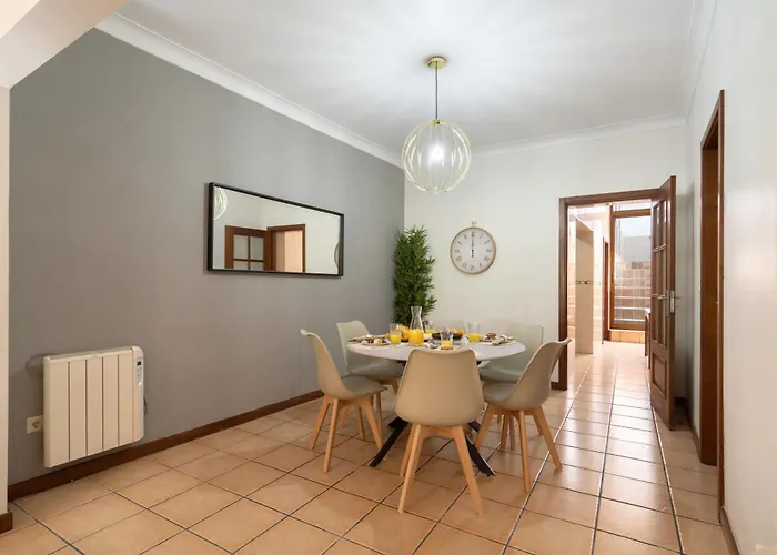 Host Wise - Spacious Duplex House - Jacuzzi & Terrace Vakantiehuis