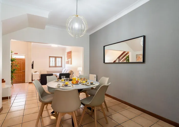 Vakantiehuis Host Wise - Spacious Duplex House - Jacuzzi & Terrace