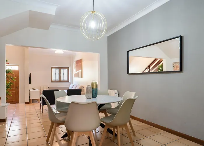 Host Wise - Spacious Duplex House - Jacuzzi & Terrace Vakantiehuis *