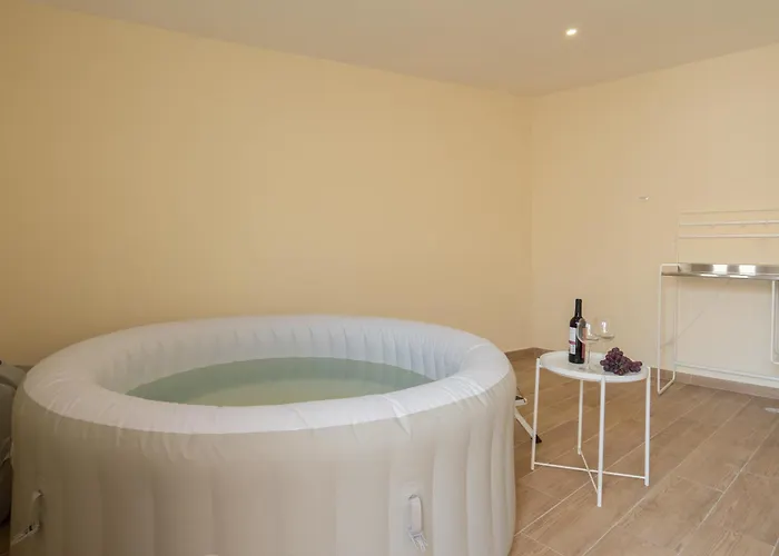 Σπίτι διακοπών Host Wise - Spacious Duplex House - Jacuzzi & Terrace *