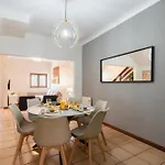 Semesterbostad Host Wise - Spacious Duplex House - Jacuzzi & Terrace