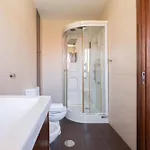 Host Wise - Spacious Duplex House - Jacuzzi & Terrace Semesterbostad