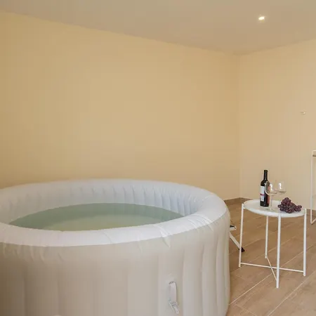 Casa de Férias Host Wise - Spacious Duplex House - Jacuzzi & Terrace *