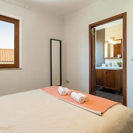 Casa de Férias Host Wise - Spacious Duplex House - Jacuzzi & Terrace