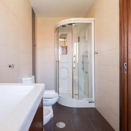 Host Wise - Spacious Duplex House - Jacuzzi & Terrace Сasa de vacaciones