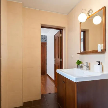 Casa de Férias Host Wise - Spacious Duplex House - Jacuzzi & Terrace