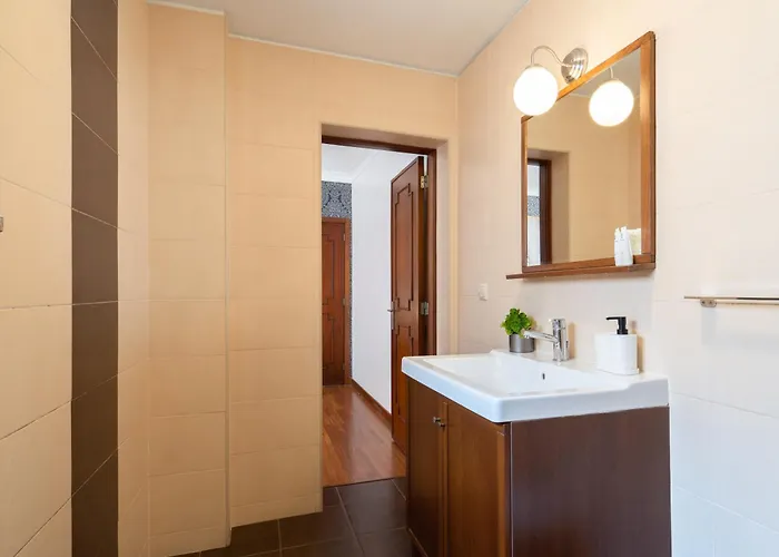 Semesterbostad Host Wise - Spacious Duplex House - Jacuzzi & Terrace