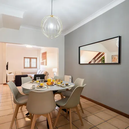 Casa de Férias Host Wise - Spacious Duplex House - Jacuzzi & Terrace