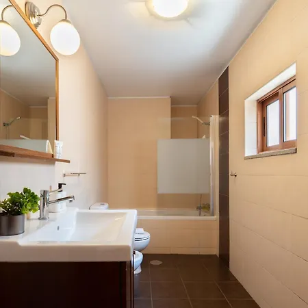 Host Wise - Spacious Duplex House - Jacuzzi & Terrace Casa de Férias *
