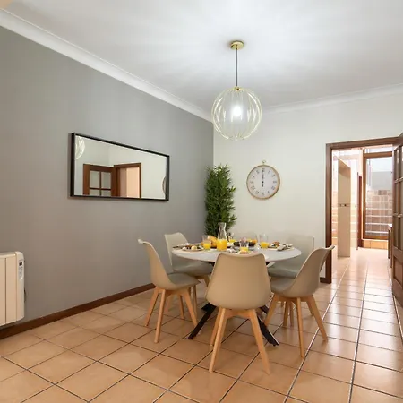Host Wise - Spacious Duplex House - Jacuzzi & Terrace Casa de Férias