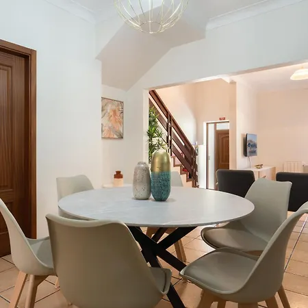 Host Wise - Spacious Duplex House - Jacuzzi & Terrace Casa de Férias *