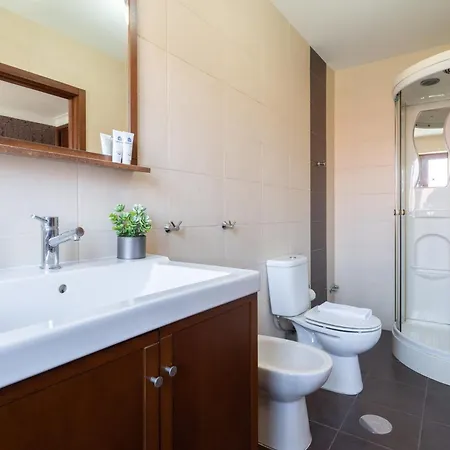 別荘 Host Wise - Spacious Duplex House - Jacuzzi & Terrace *