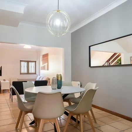 Host Wise - Spacious Duplex House - Jacuzzi & Terrace Casa de Férias *