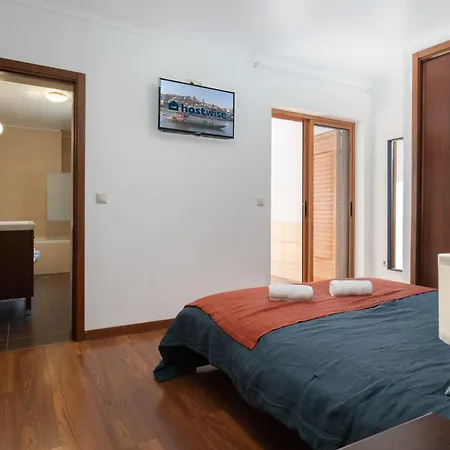 Host Wise - Spacious Duplex House - Jacuzzi & Terrace Casa de Férias